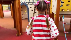 София Макс и папа устроили приключения на детской площадке