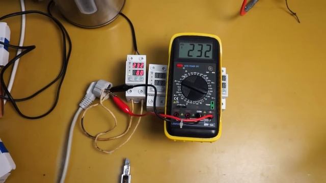 Защита от перепадов напряжения (скачков) и обрыва нуля. Дешевое, современное реле напряжения на 63 смотреть онлайн