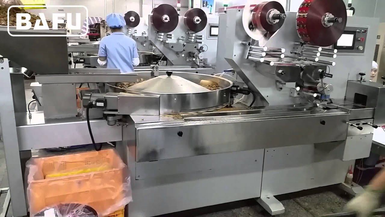 Упаковка конфет на фабрике при помощи FWM-1200 высокоскоростной упаковочной машины