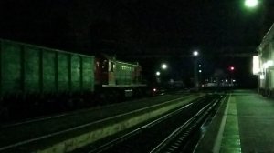 ТЭМ2-8701 с вагонами следует по станции Псков-Пасс.