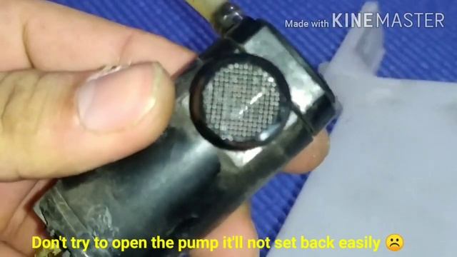 Renault Kwid wiper fluid reservoir tank and wiper motor pump removal and cleaning. смотреть онлайн