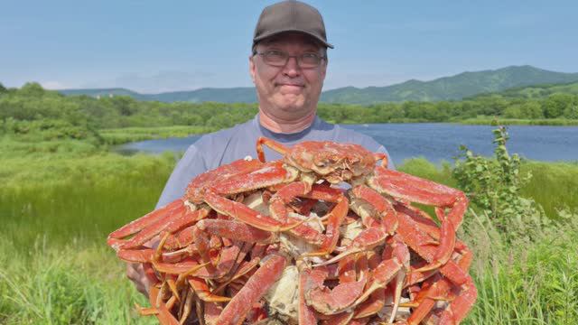 ЛОВИМ КРАБОВ НА КАМЧАТКЕ: ПРИКЛЮЧЕНИЕ ДЛЯ ИСТИННЫХ ГУРМАНОВ. смотреть онлайн