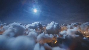 Полет в небе, облака, луна, ночное небо, ночной город, красивый пейзаж. Романтика.