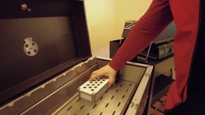 Для комфортного копчения продуктов в коптильне, барбекю или гриле. Контейнер для щепы Grillux.