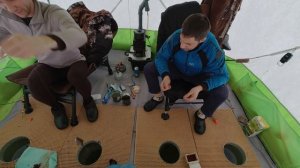 зимняя рыбалка в палатке на Десногорском водохранилище, серия 3 - оснащение удочек на леща!!!