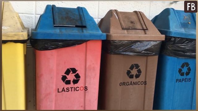 Парень взял в руки мусорное ведро и пакет: его лайфхак удивил многих людей смотреть онлайн