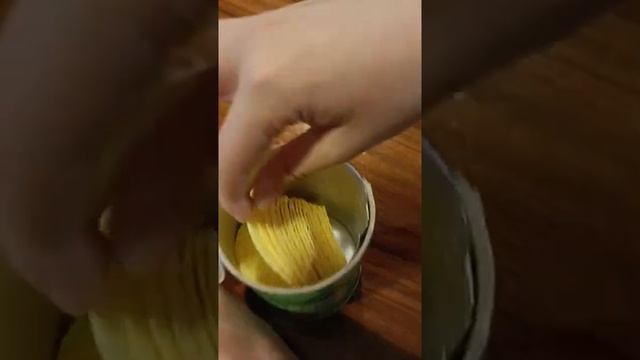 Распаковка Картофельные чипсы PRINGLES со вкусом сметаны и зелёного лука смотреть онлайн