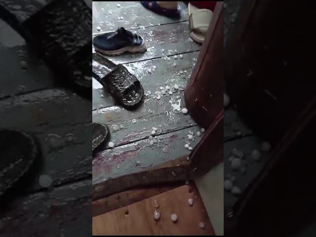 парень в тазике спасается от крупного града в Омске смотреть онлайн