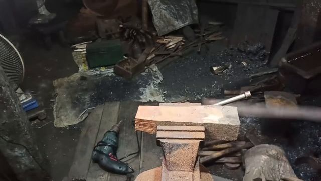 Knife Making - Making a Super Sharp Kurbani Knife From Rusted Leaf Spring смотреть онлайн