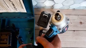 Гайковёрт винтовёрт Makita ударный бесщеточный 350 N.H. 21 вольт 4 ампер. Аналог MAKITA