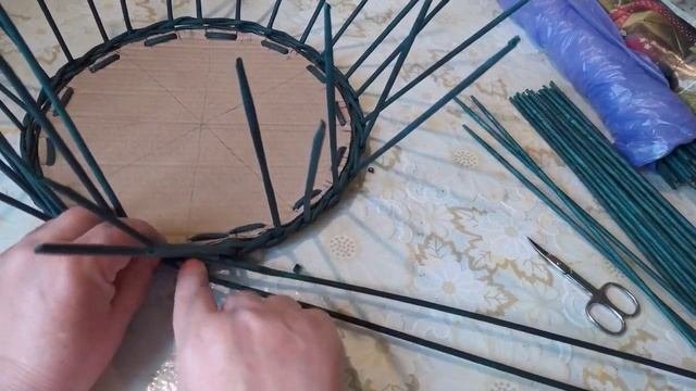 корзина с красивым узором из бумажной лозы