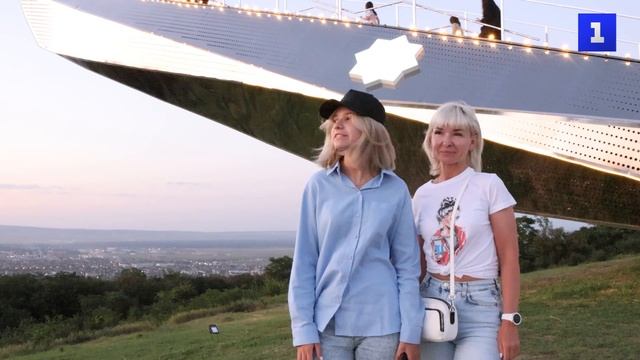 Лестница, уходящая в небеса, вызывает восторг гостей Грозного