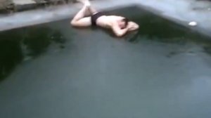 Придурок прыгает в лед
