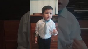 Маленький мальчик поет песню про день победы