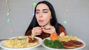 МОЕ ЛЕЧЕНИЕ РОАККУТАНОМ / АЙКА МУЖИК / MUKBANG / asmr Ayka Emilly