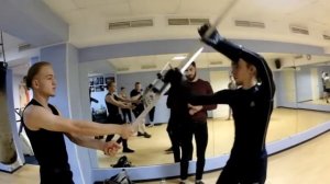 Бой на двуручных мечах! Алексей Беленко в клубе WARAXE. Историческое фехтование.