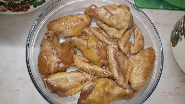 Куриные крылышки в медово-соевом соусе и кабачки в заливке