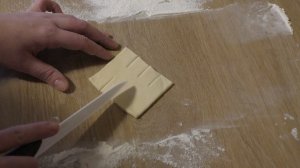 Слойки из слоеного дрожжевого теста: способы сворачивания