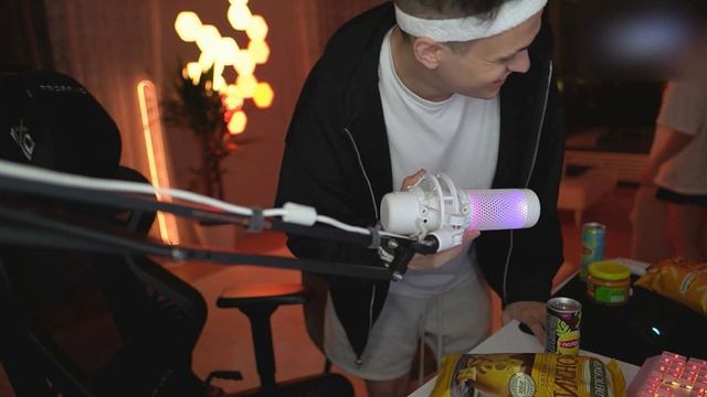 бустер хочет понюхать трусики дилары смотреть онлайн