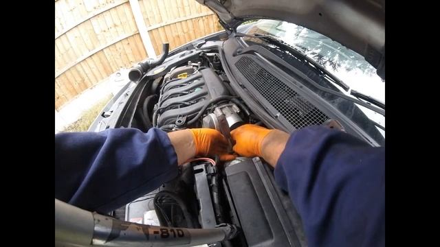 How to remove the throttle Renault megane/Как снять и почистить дроссельную заслонку Renault megane смотреть онлайн