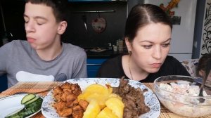 МУКБАНГ ЖАРЕНОЕ МЯСО И ПЕЧЕНЬ С ЛУКОМ, КАРТОФЕЛЬ ОТВАРНОЙ/ОГУРЧИКИ/MUKBANG