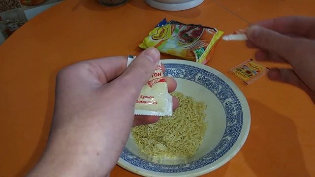 ПРОБУЮ НА ВКУС РОЛЛТОН С ОСТРОЙ КУРИЦЕЙ