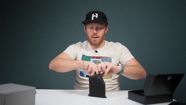 Unboxing: Leica Q2 Ghost Edition by Hodinkee смотреть онлайн