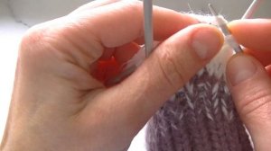 КРАСИВЫЕ ВАРЕЖКИ   ГРАДИЕНТОМ ИЗ ПРЯЖИ ПУХ НОРКИ. КОМПЛЕКТ  ШАПКА + ВАРЕЖКИ  СПИЦАМИ.