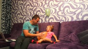 Лили и папа приклеивают шарики к потолку ЭТО ПРОСТО СУПЕР ! Lili Show