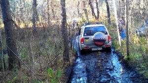 Suzuki Grand Vitara едем дальше в лес. Грязь.