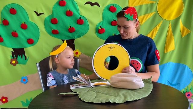 БУКВИК. Выпуск на английском языке. Читаем детям книгу Эрика Карла "The Very Hungry Caterpillar" смотреть онлайн