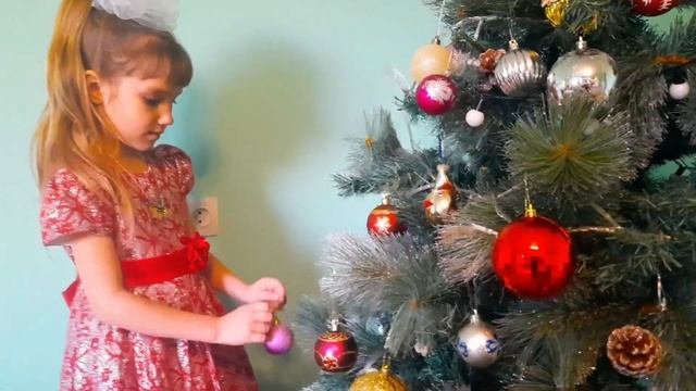 Девочки наряжают ёлочку | Новогоднее настроение