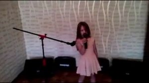 Пятилетная девушка поет лучше оригинала!!!,