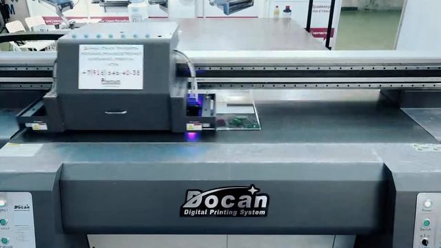 Презентация планшетного УФ-принтера Docan M10 для широкоформатной печати