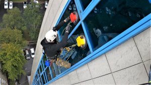 Безумие или жажда адреналина? С помощью присосок залез на 14 этажное здание.