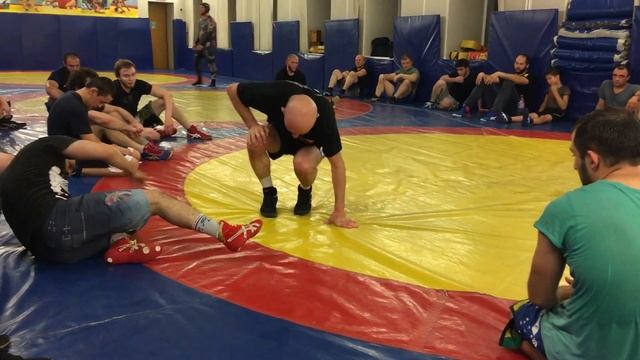 Предлагаем вашему вниманию разбор техники проходов в одну ногу. Шамиль Османов смотреть онлайн