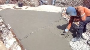 как  сделать  бетонную  дорожку  на даче  вырезанную  под декоративный  камень .