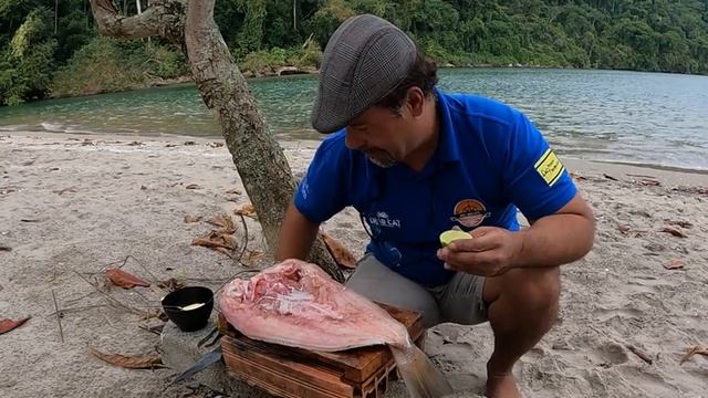 Corvina espalmada na brasa! Pescando e cozinhando - Vida à bordo de caiaques! #semana3 смотреть онлайн