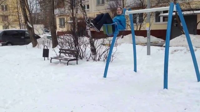 Как правильно качаться на качелях