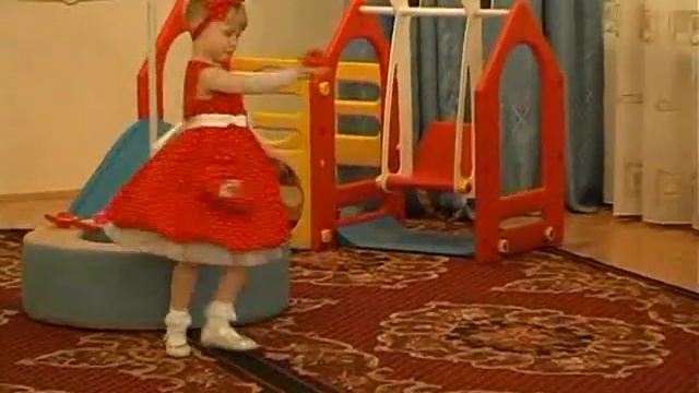 действие 4 (на улице песня Детский сад, песня Бибика, Танец Божья коровка, танец сконфетами) смотреть онлайн