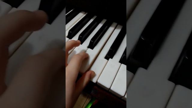 учимся играть гамму до мажор левую руку на фортепиано🎹 смотреть онлайн