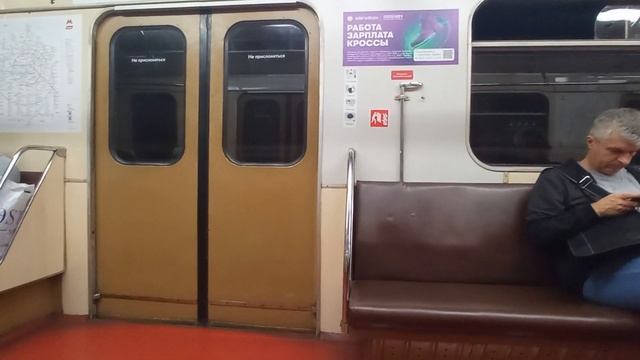 Уникальный вагон с красным полом+тихий БПСН! Перегон станций метро Театральная—Тверская на Номерном смотреть онлайн