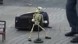 Знаменитый хит Chubby Checker "Let's Twist Again" . Танцующий скелет.