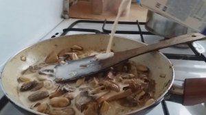 Паста с грибами и мидиями.