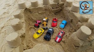 Строим замок для машинок- Полицейская машина, экскаватор и красная машин. Манкиту