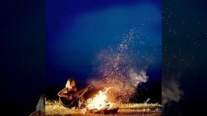 Расплескалась синева