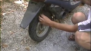 Как заменить, поменять задние тормозные колодки на скутере Honda dio AF 27-28 -1 часть