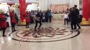 Брейк Данс против Лезгинки.