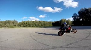 Трюки на мотоцикле.