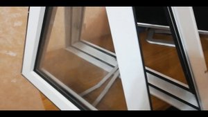 Треугольное окно с открыванием наружу створкой вверх